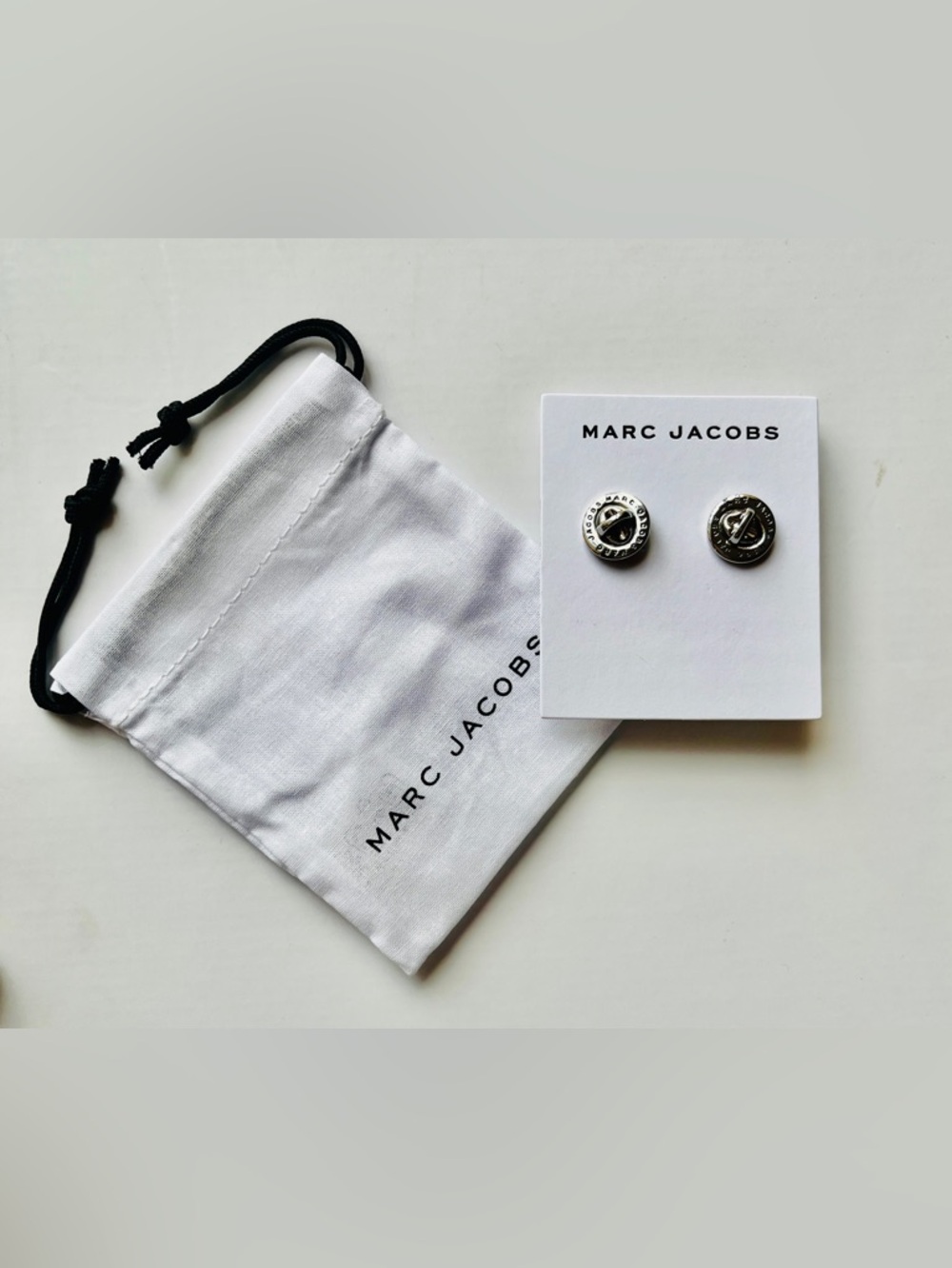Marc Jacobs silver-tone logo button stud.